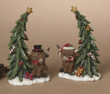 Load image into Gallery viewer, HIGHLAND COW SITTING BY TREE FIGURE
